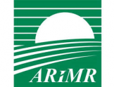 Logo Agencja Restrukturyzacji i Modernizacji Rolnictwa. Zielone tło na którym znajdują się białe poziome pasy oraz skór ARiMR