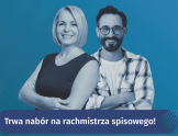 Na niebieskim tle uśmiechnięta i kobieta w czarnej koszulce i mężczyzna w koszuli w kratę 