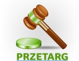 Brązowy młotek do licytacji. Poniżej napis przetarg.
