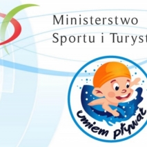 Napis Ministerstwo Sportu i Turystyki. Grafika: w kole postać pływającego dziecka z napisem umiem pływać