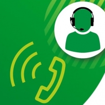 Na zielonym tle słuchawka telefonu oraz białe koło z zieloną graficzną postacią w słuchawkach