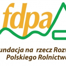 pomarańczowe litery fdpa. Poniżej napis Fundacja na rzecz Rozwoju Polskiego Rolnictwa 