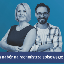 Na niebieskim tle uśmiechnięta i kobieta w czarnej koszulce i mężczyzna w koszuli w kratę 