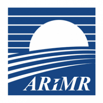 Logo Agencja Restrukturyzacji i Modernizacji Rolnictwa. Niebieskie tło na którym znajdują się białe poziome pasy oraz skór ARiMR